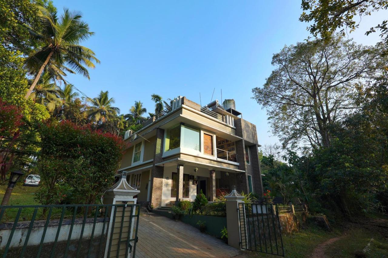 Athirapilly On The Rocks Hotel Athirappilly Exterior photo