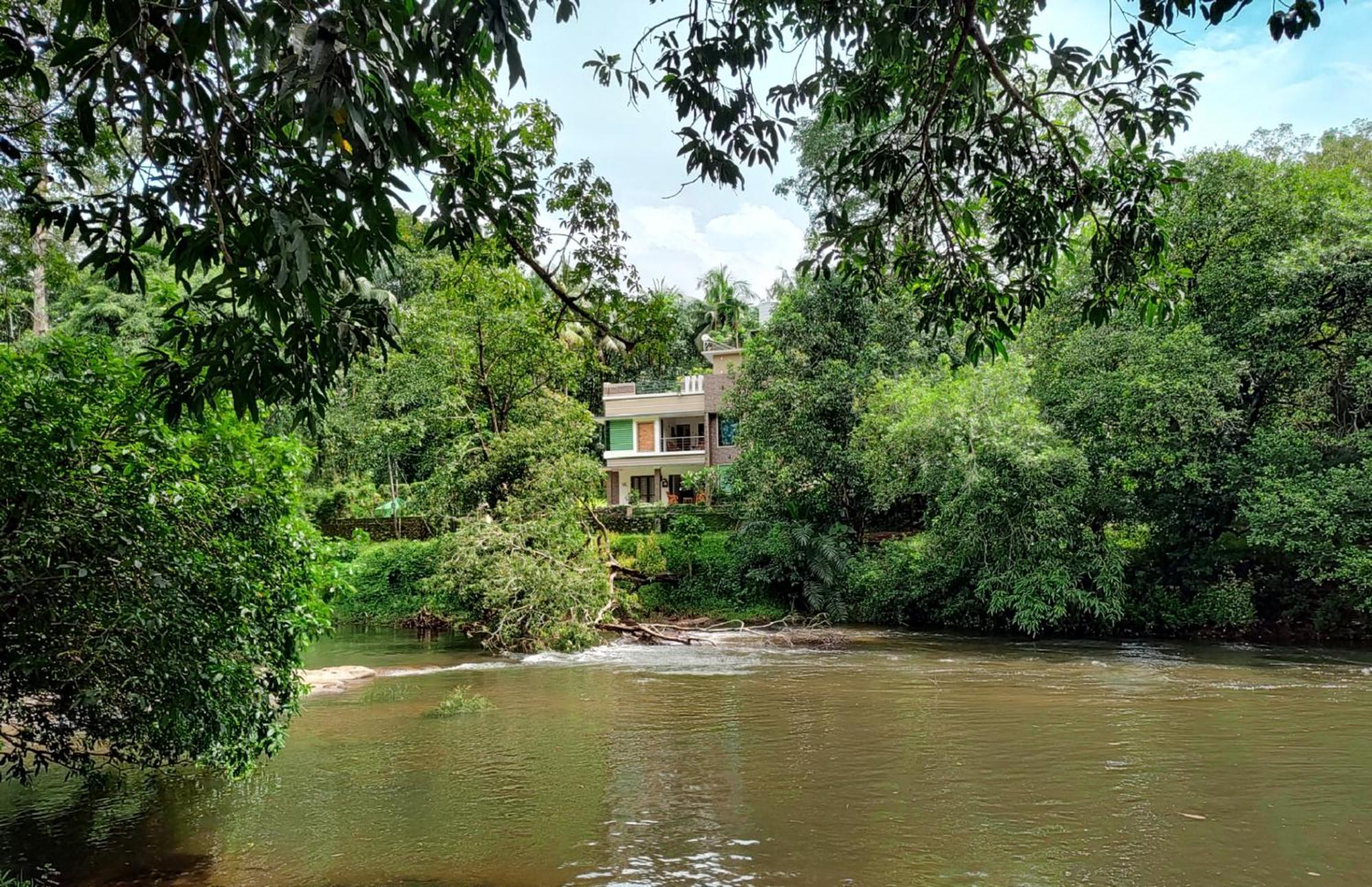 Athirapilly On The Rocks Hotel Athirappilly Exterior photo