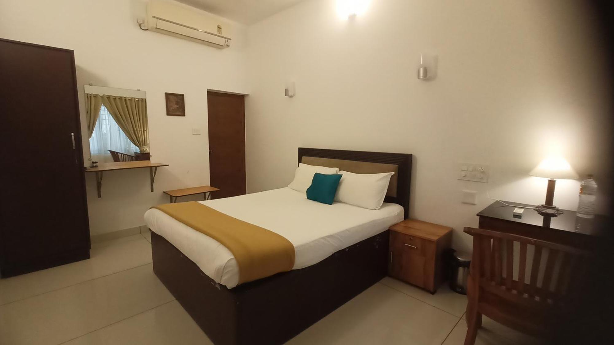 Athirapilly On The Rocks Hotel Athirappilly Room photo