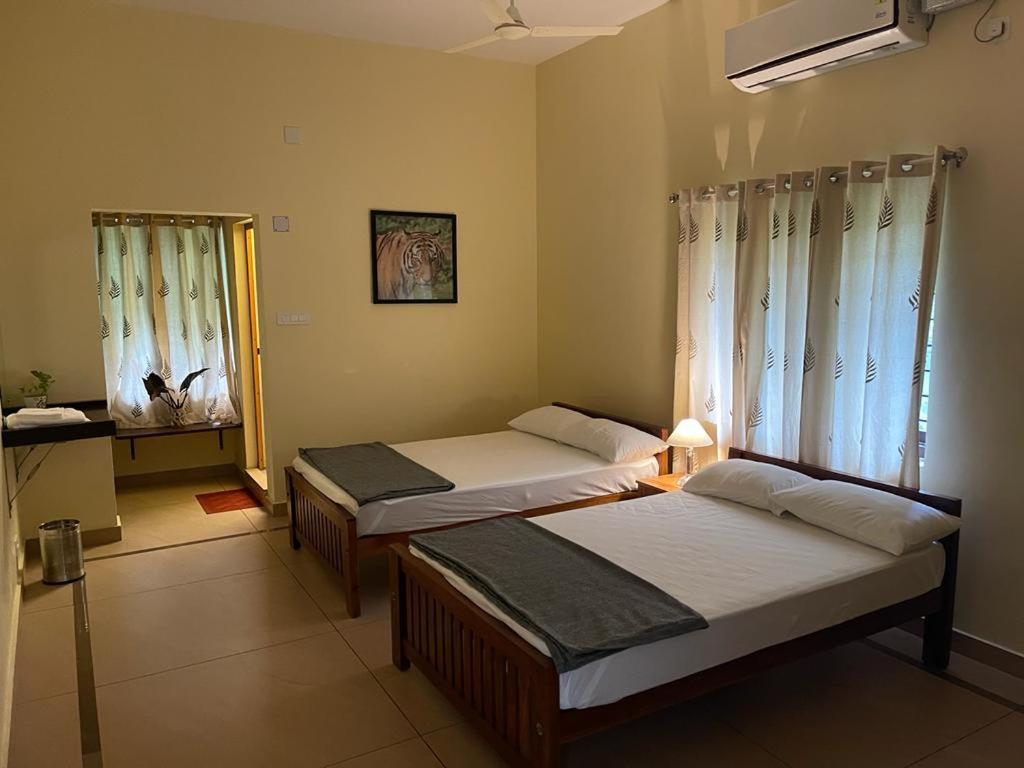Athirapilly On The Rocks Hotel Athirappilly Room photo